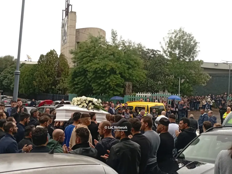 “Ciao Nico”: a Gioia Tauro l’ultimo saluto al bambino di otto anni travolto da un muro mentre giocava con i fratellini