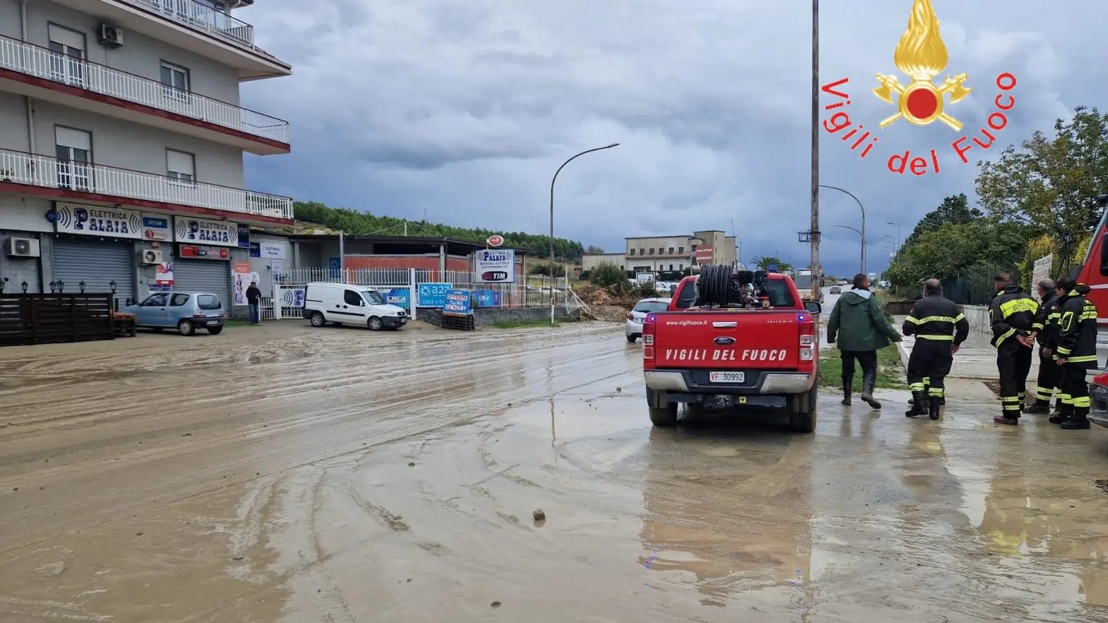 <p>La 106 allagata a Cropani</p>\\n