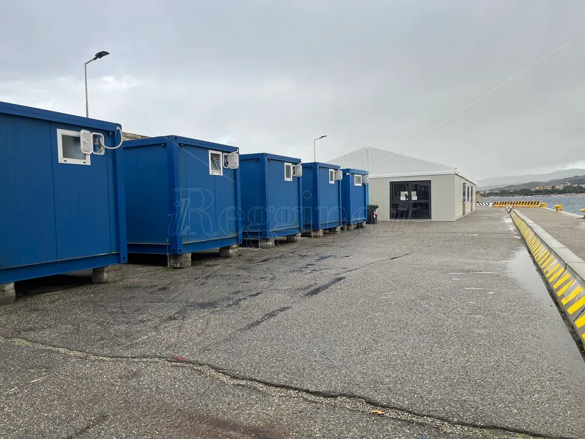 Migranti, 14 persone dall'Aquila all'hotspot al porto di Reggio