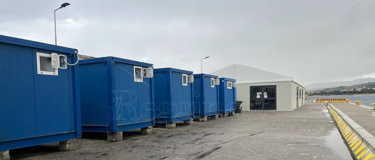 Migranti, 14 persone dall'Aquila all'hotspot al porto di Reggio