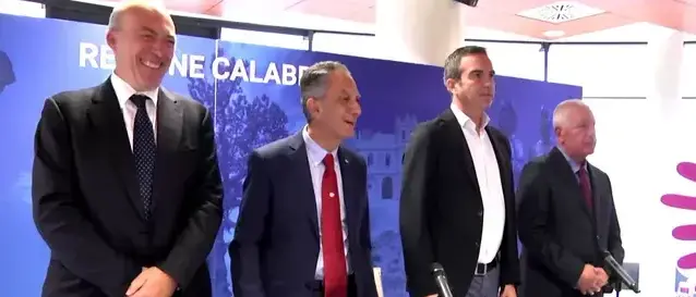 Nasce il Policlinico di Cosenza ma Cosenza non c’è: firma in Regione senza il sindaco che convoca un Consiglio superato dai fatti\n