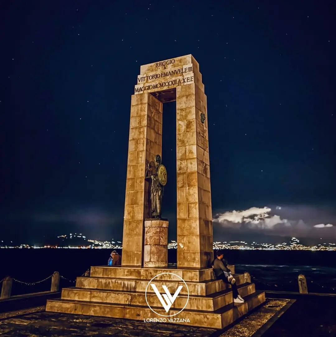 Athena sotto le stelle, guardiana dello Stretto\n