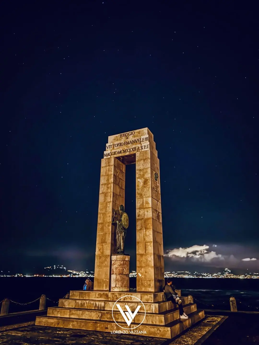 Athena sotto le stelle, guardiana dello Stretto\n