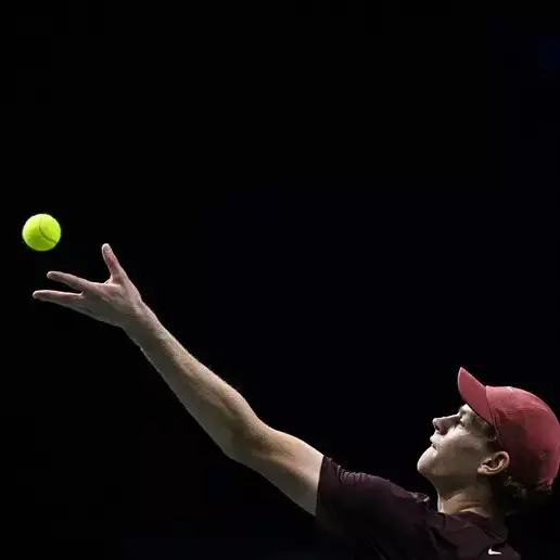 Sinner piega Shelton,\u00A0vola in semifinale a Parigi e insegue la vetta del ranking: «Ma non penso alla classifica»\n