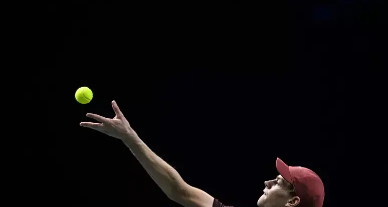 Sinner piega Shelton,\u00A0vola in semifinale a Parigi e insegue la vetta del ranking: «Ma non penso alla classifica»\n