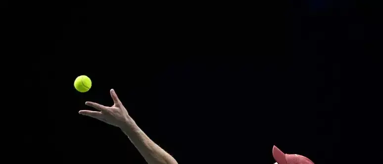 Sinner piega Shelton,\u00A0vola in semifinale a Parigi e insegue la vetta del ranking: «Ma non penso alla classifica»\n