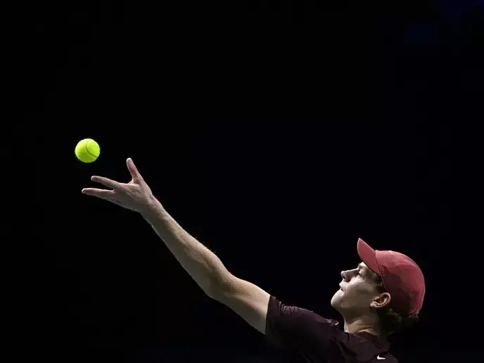 Sinner piega Shelton, vola in semifinale a Parigi e insegue la vetta del ranking: «Ma non penso alla classifica»