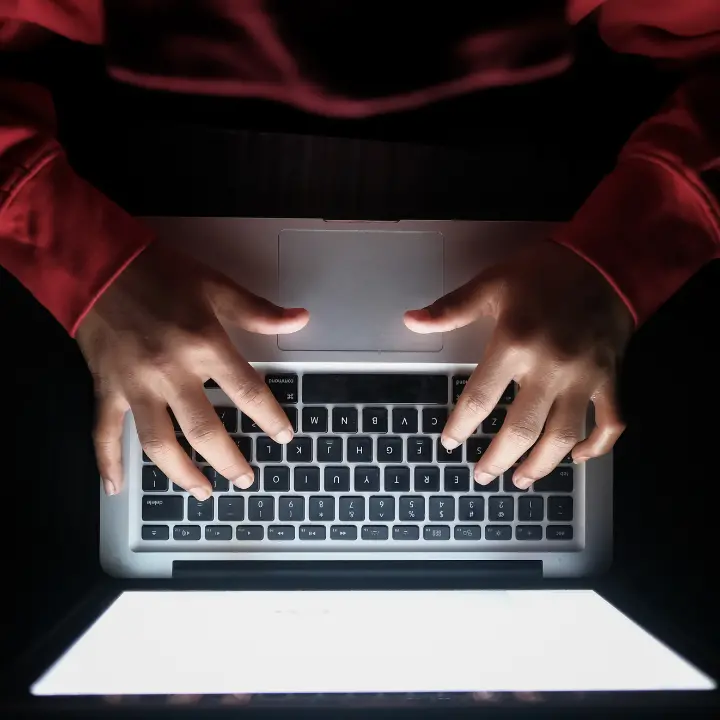 Agcom “blocca” 48 siti porno: dal 12 novembre niente più libero accesso, ecco i portali interessati