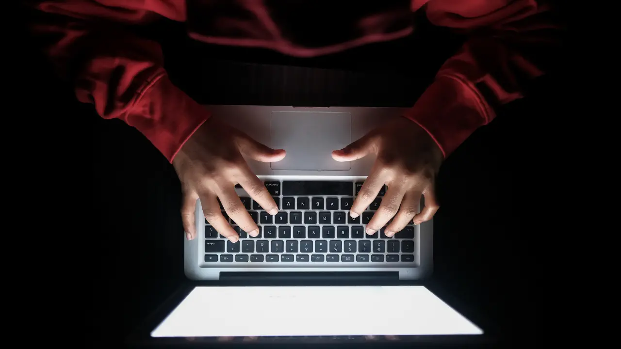 Agcom “blocca” 48 siti porno: dal 12 novembre niente più libero accesso, ecco i portali interessati