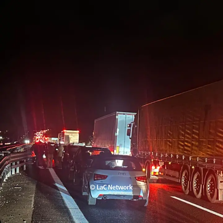 Incidente in autostrada a Falerna, 4 auto coinvolte. Traffico paralizzato in direzione nord: code di 6 km