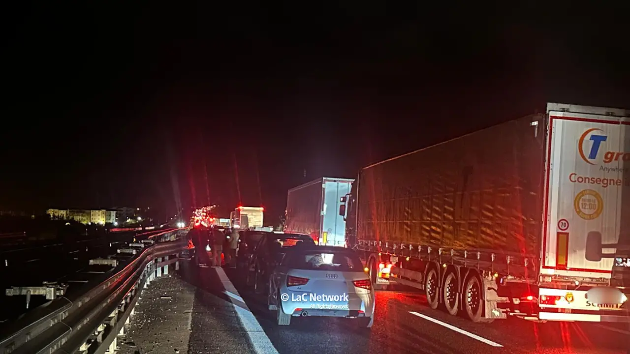 Incidente in autostrada a Falerna, 4 auto coinvolte. Traffico paralizzato in direzione nord: code di 6 km