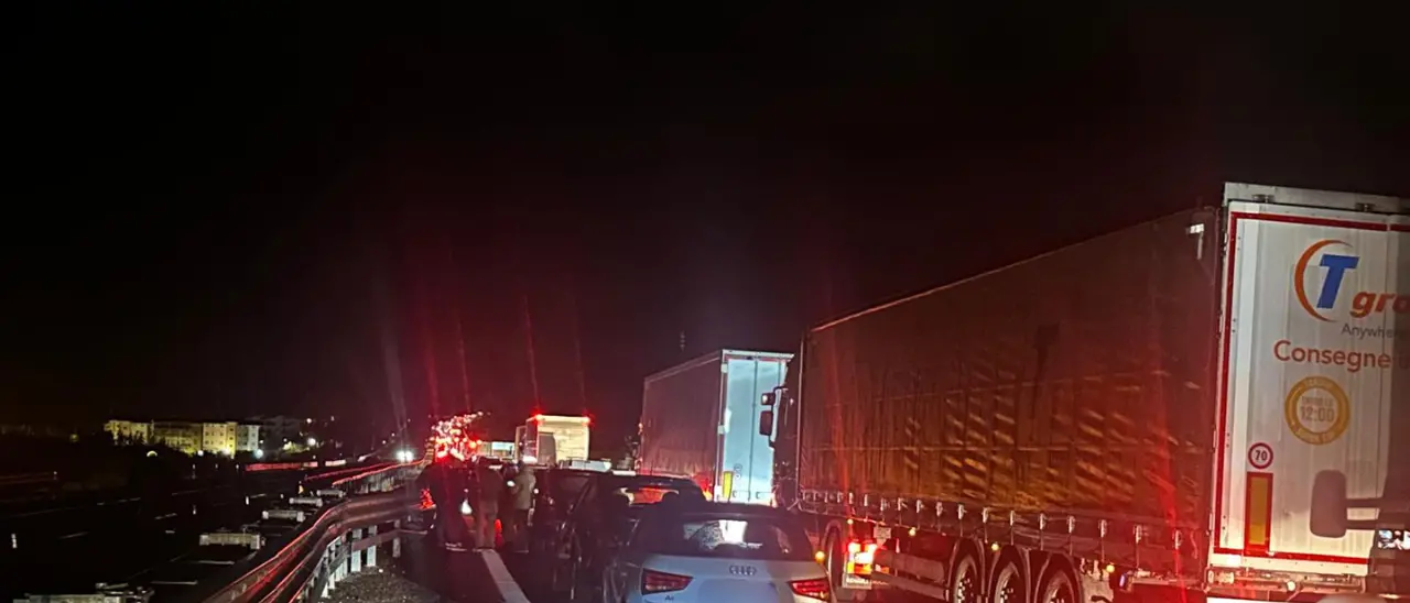 Incidente in autostrada a Falerna, 4 auto coinvolte. Traffico paralizzato in direzione nord: code di 6 km