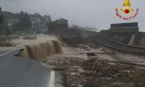 Ferrovie spazzate via, ponti crollati e paesi isolati: dieci anni fa la tempesta di Halloween che mise in ginocchio la Locride\n