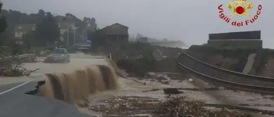 Ferrovie spazzate via, ponti crollati e paesi isolati: dieci anni fa la tempesta di Halloween che mise in ginocchio la Locride\n