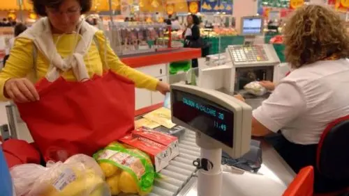 La battaglia dei sindacati: «Nella grande distribuzione basta con il lavoro nei festivi»