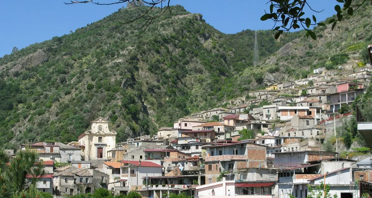 «Cercasi un sindaco per San Luca»: La tazzina della legalità lancia l’appello. E c’è chi lo raccoglie\n