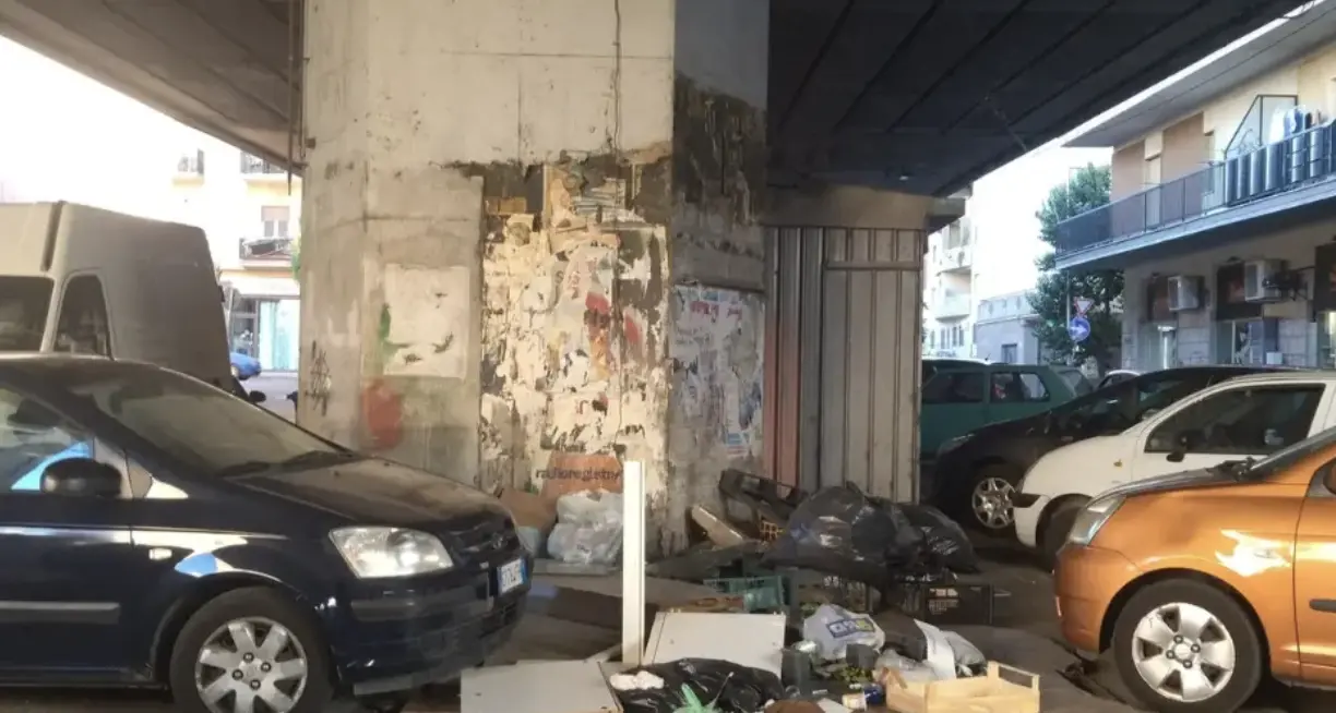 Al via la demolizione dei vecchi box in via Padre Giglio: Caruso, «Un’altra promessa mantenuta ai cosentini»