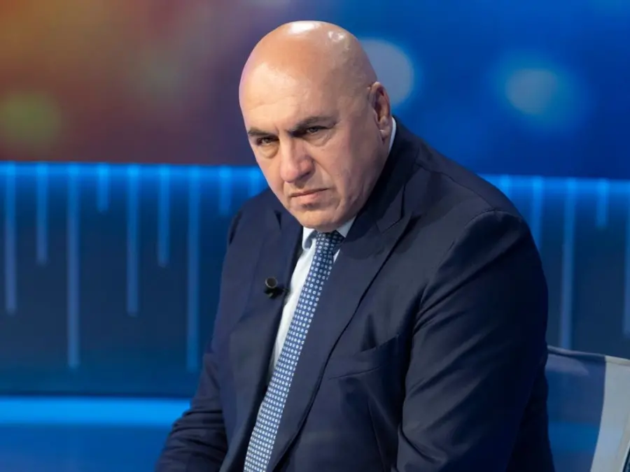 Crosetto condanna i cori fascisti a Parma: «Quelle persone vanno prese a calci e mandate via»