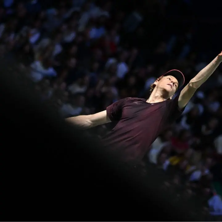 Tennis, Sinner abbatte Zverev e conquista la finale a Parigi: continua la corsa al numero uno\n