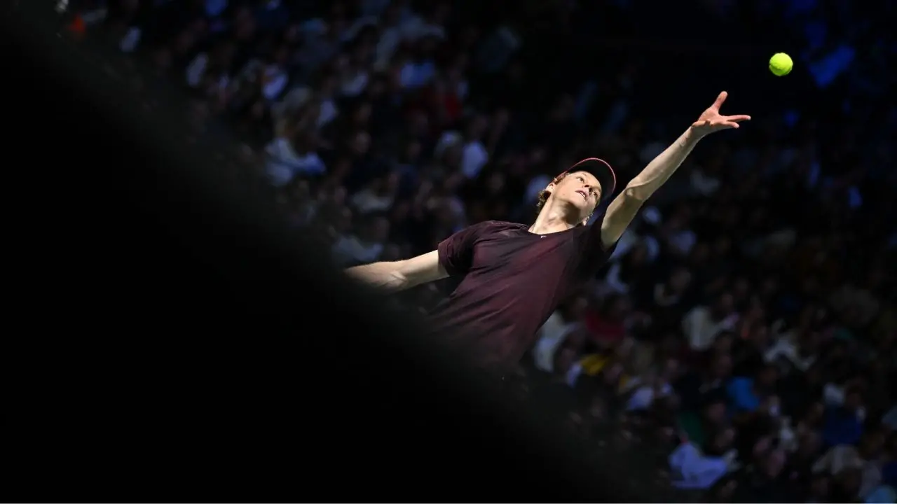 Tennis, Sinner abbatte Zverev e conquista la finale a Parigi: continua la corsa al numero uno\n