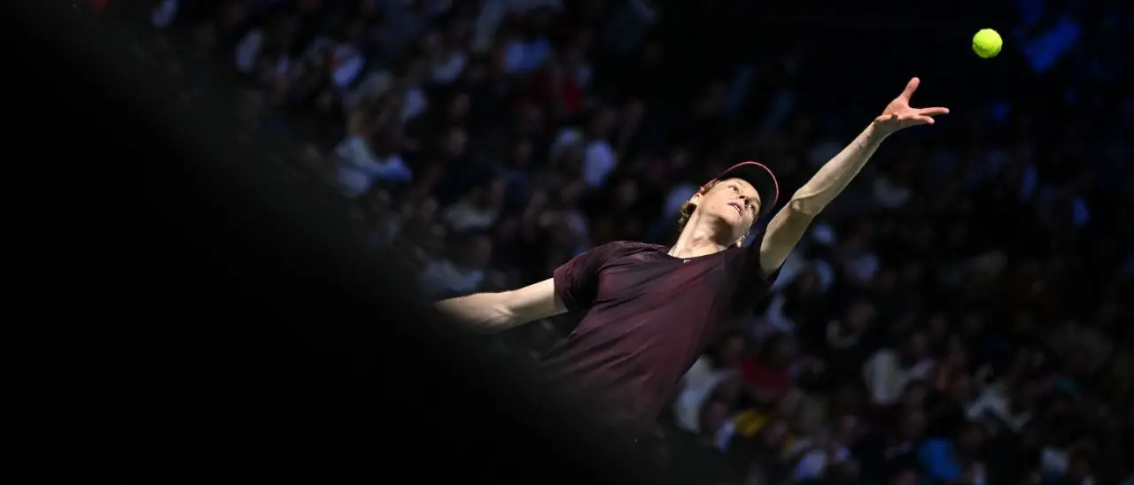 Tennis, Sinner abbatte Zverev e conquista la finale a Parigi: continua la corsa al numero uno\n