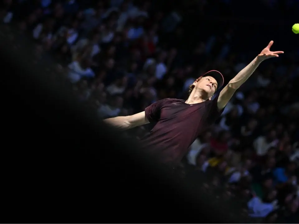 Tennis, Sinner abbatte Zverev e conquista la finale a Parigi: continua la corsa al numero uno