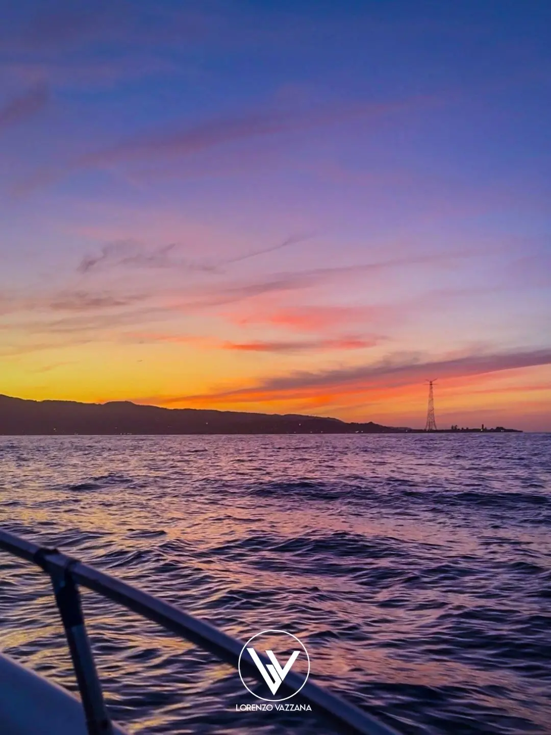 Tramonto sullo Stretto: poesia in navigazione\n