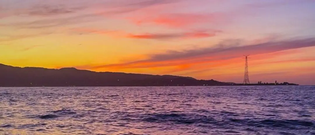 Tramonto sullo Stretto: poesia in navigazione\n