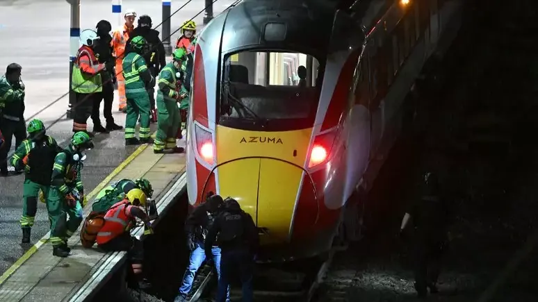 <p>Il treno diretto a King's Cross, nel Cambridgeshire, dove è stata compiuta l'aggressione che ha ferito gravemente nove persone (Ansa)</p>\\n