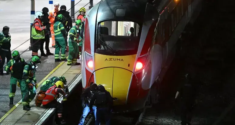Gran Bretagna, dieci feriti durante l’assalto a un treno diretto a King’s Cross: due persone in manette\n