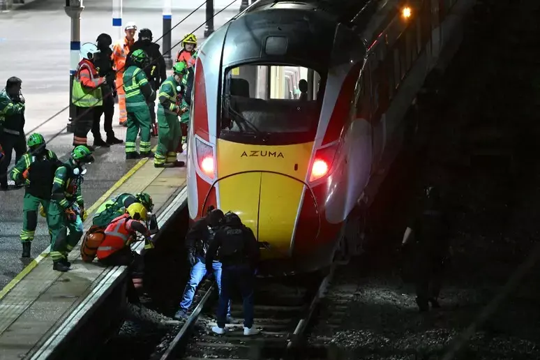 Gran Bretagna, dieci feriti durante l’assalto a un treno diretto a King’s Cross: due persone in manette\n