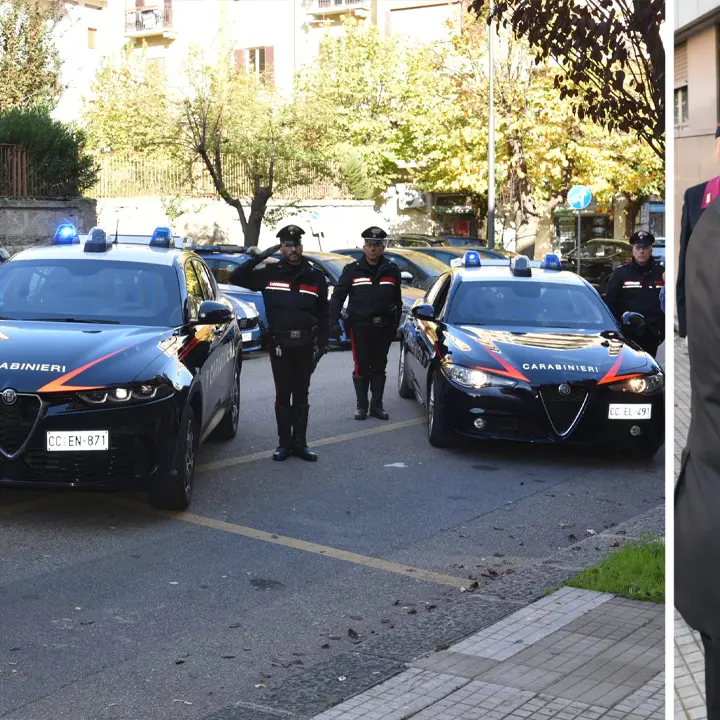 Carabinieri con lampeggianti accesi all’esterno della Questura di Cosenza in segno di vicinanza