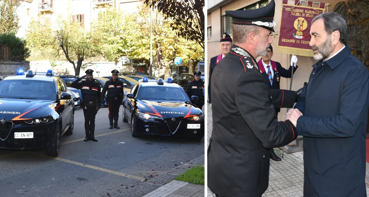 Carabinieri con lampeggianti accesi all’esterno della Questura di Cosenza in segno di vicinanza
