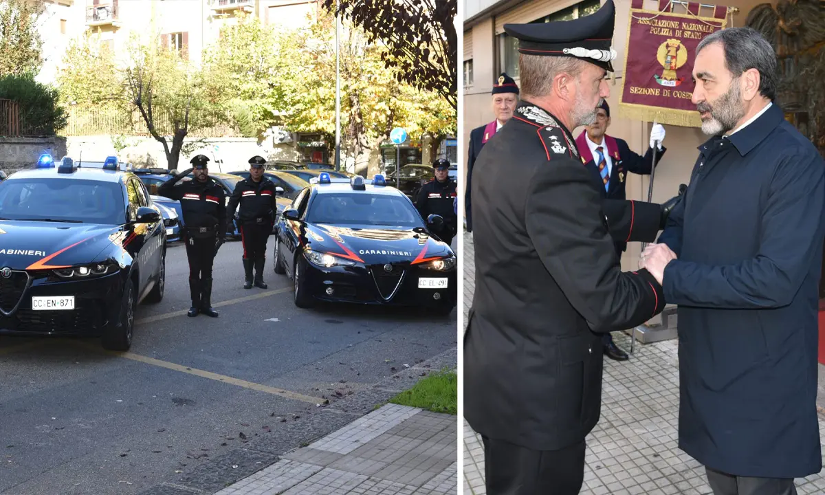 Carabinieri con lampeggianti accesi all’esterno della Questura di Cosenza in segno di vicinanza