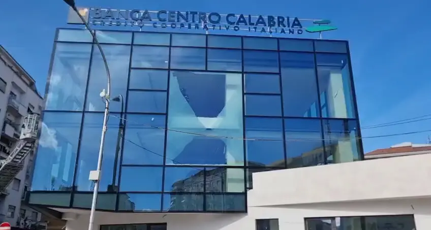 Cosenza, vetrata in frantumi a Piazza Bilotti. Vigili del Fuoco in azione