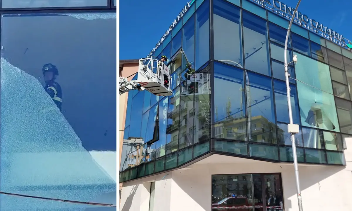 Cosenza, vetrata in frantumi a Piazza Bilotti. Intervengono i Vigili del Fuoco\u00A0| VIDEO