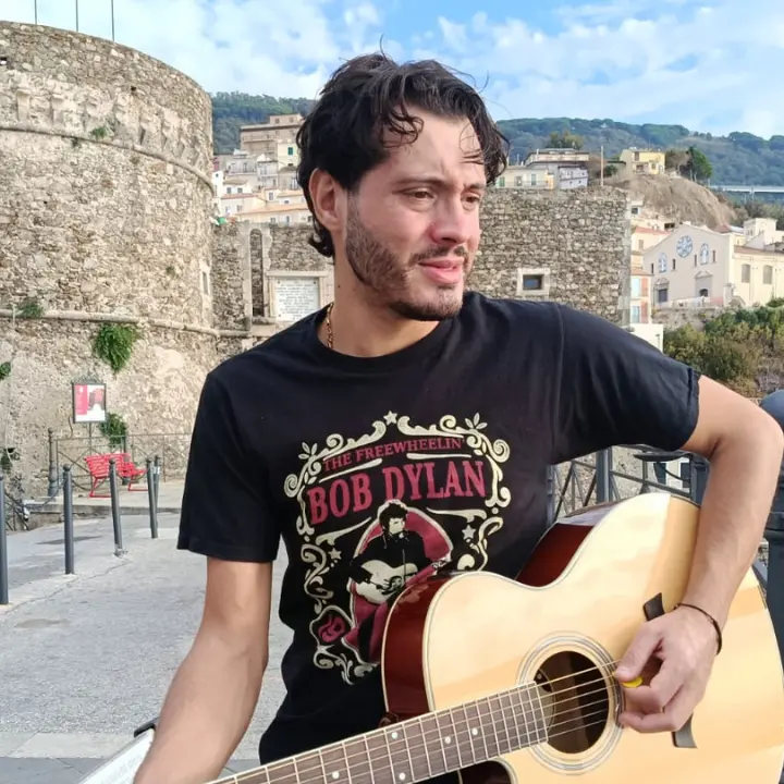 Da Pizzo al sogno\u00A0del successo nazionale sulle ali del singolo “Vite bruciate”,\u00A0Giovanni Riga si racconta\n