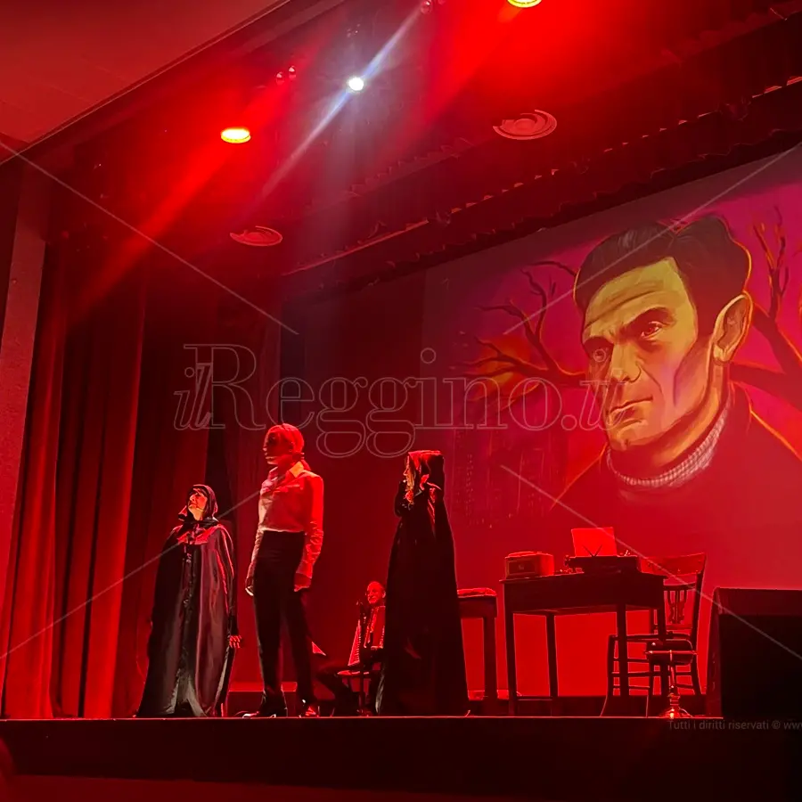 La lungimiranza del grande poeta profeta Pasolini e la giustizia cieca e vittima del pregiudizio: a Reggio lo spettacolo \"Il Santo Infame\"\n