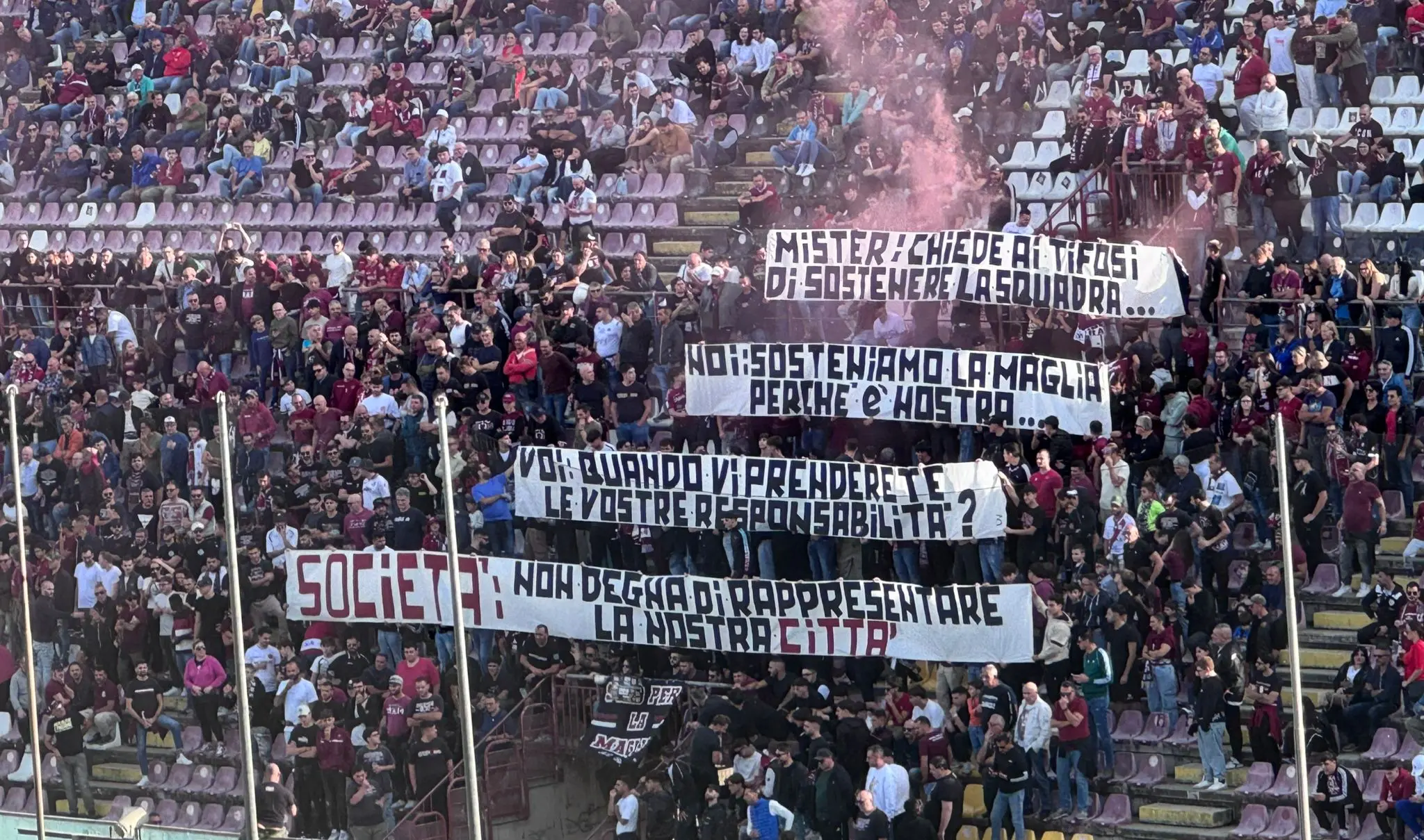 Reggina, forte contestazione della Curva Sud al Granillo: «Società non degna di rappresentare la nostra città»\n