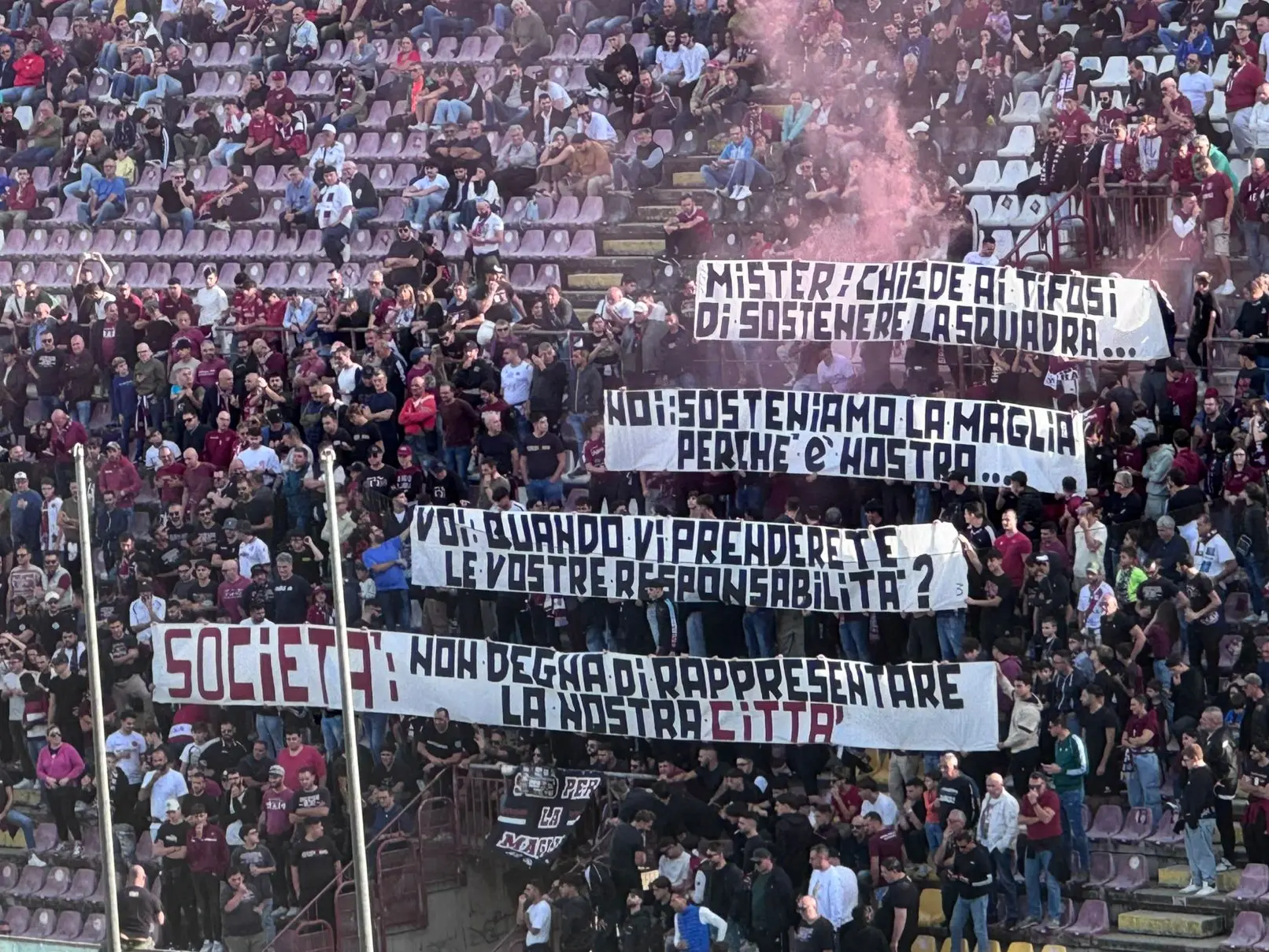 Reggina, forte contestazione della Curva Sud al Granillo: «Società non degna di rappresentare la nostra città»