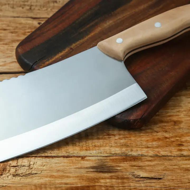 Aggredisce la moglie con una mannaia e le amputa polso: arrestato 48enne