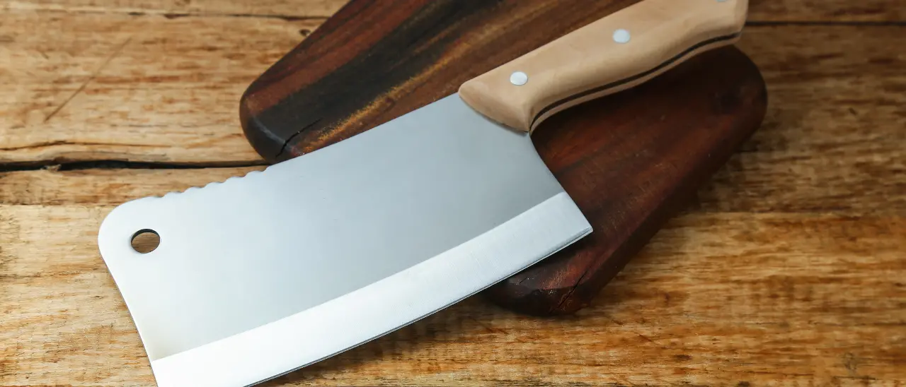 Aggredisce la moglie con una mannaia e le amputa polso: arrestato 48enne