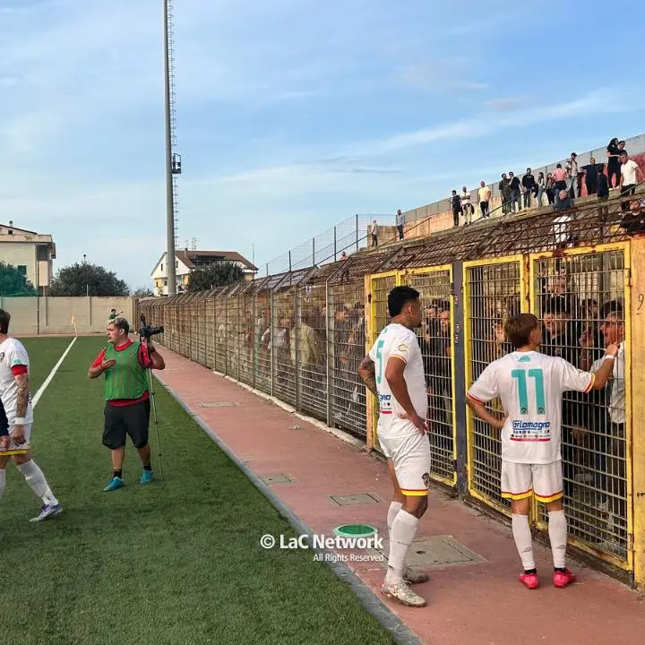 Tensione durante Rossanese-Trebisacce, pietre e bottiglie contro la tifoseria ospite: ferita una donna