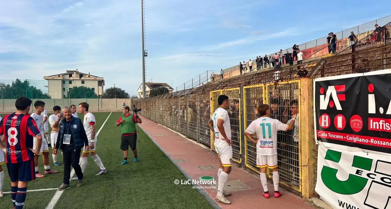 Tensione durante Rossanese-Trebisacce, pietre e bottiglie contro la tifoseria ospite: ferita una donna