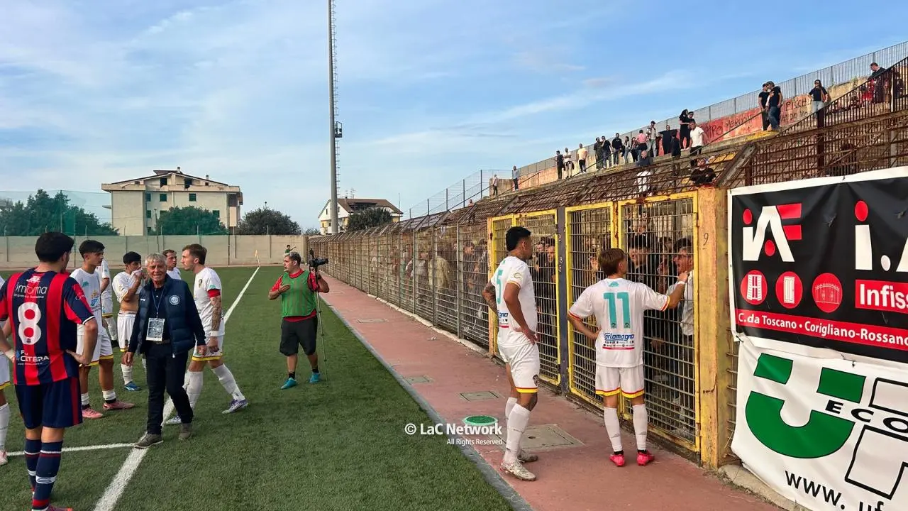 Tensione durante Rossanese-Trebisacce, pietre e bottiglie contro la tifoseria ospite: ferita una donna