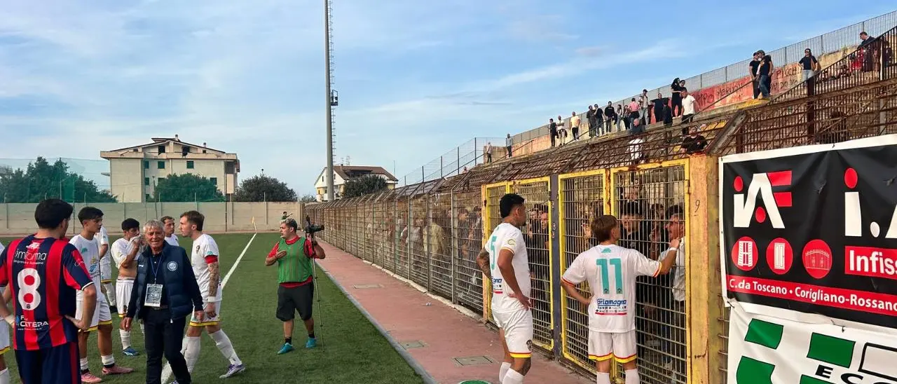 Tensione durante Rossanese-Trebisacce, pietre e bottiglie contro la tifoseria ospite: ferita una donna