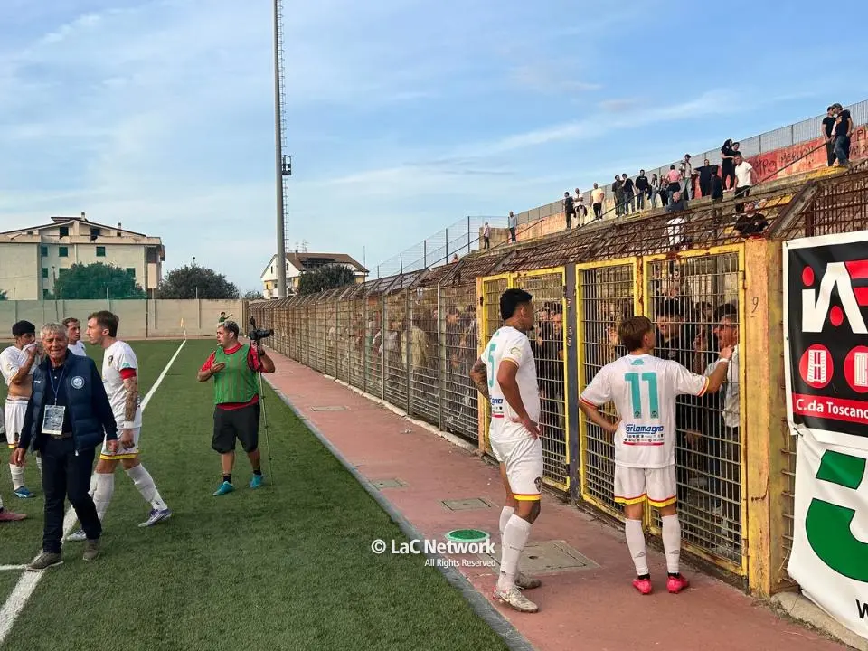 Tensione durante Rossanese-Trebisacce, pietre e bottiglie contro la tifoseria ospite: ferita una donna