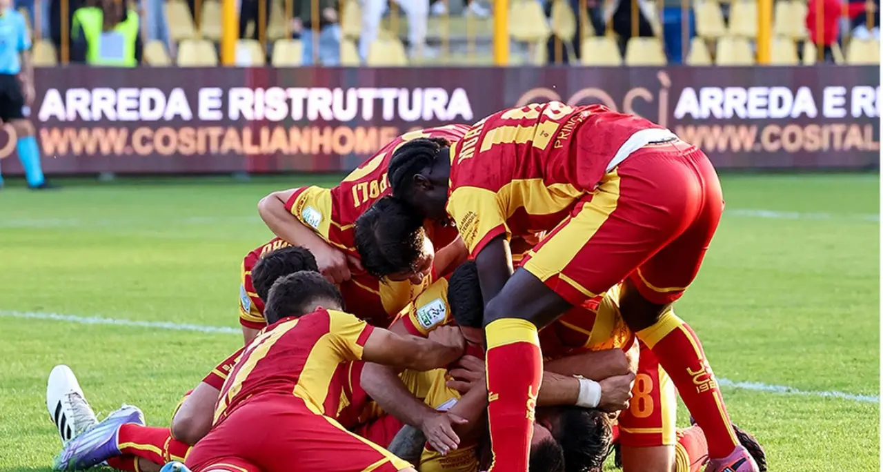 Il Catanzaro chiude in bellezza la settimana, terza vittoria consecutiva col Venezia nella bolgia del\u00A0“Ceravolo”: finale 2-1\n