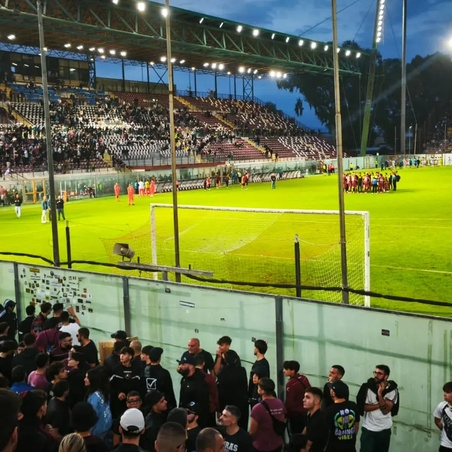 Silenzio e rabbia al Granillo: la Curva Sud abbandona la Reggina\n