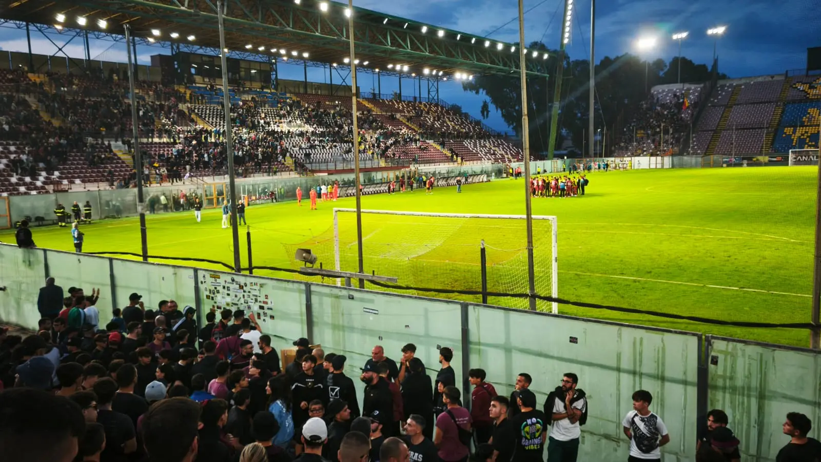 Silenzio e rabbia al Granillo: la Curva Sud abbandona la Reggina\n